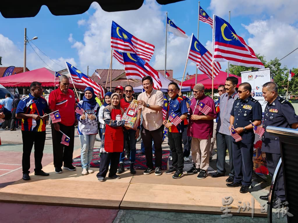 (古城版)谢守钦:要找国旗“错误”很容易,但国庆月我们挥国旗是因为发自内心为国家骄傲,有错就提醒