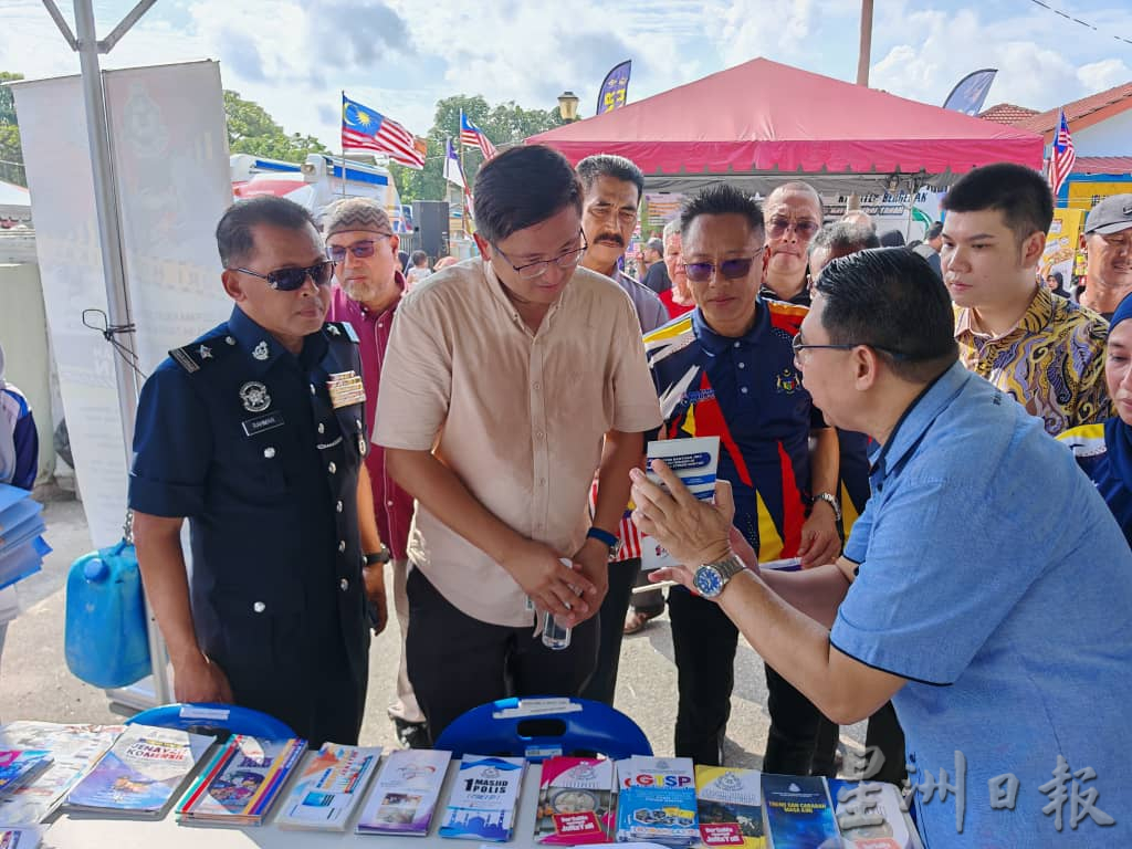 (古城版)谢守钦:要找国旗“错误”很容易,但国庆月我们挥国旗是因为发自内心为国家骄傲,有错就提醒