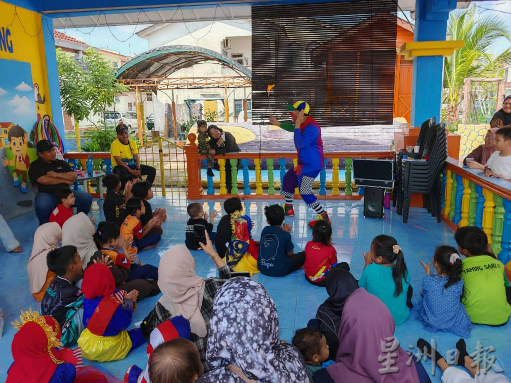 (古城版)谢守钦:要找国旗“错误”很容易,但国庆月我们挥国旗是因为发自内心为国家骄傲,有错就提醒