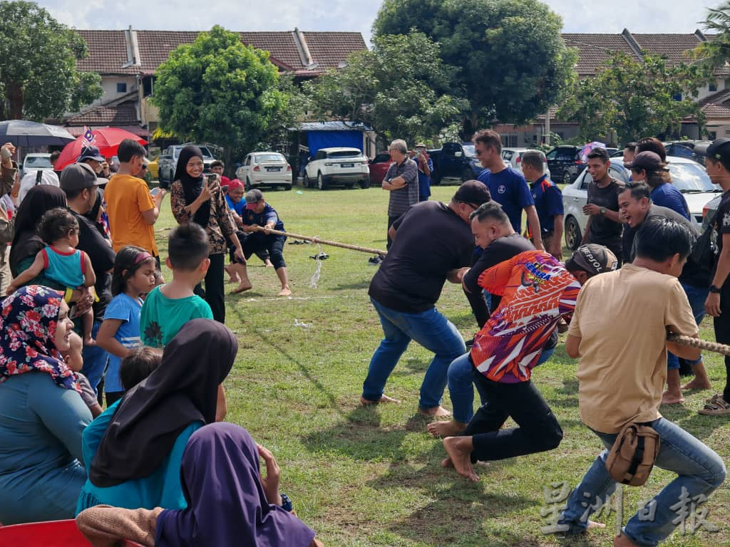 (古城版)谢守钦:要找国旗“错误”很容易,但国庆月我们挥国旗是因为发自内心为国家骄傲,有错就提醒