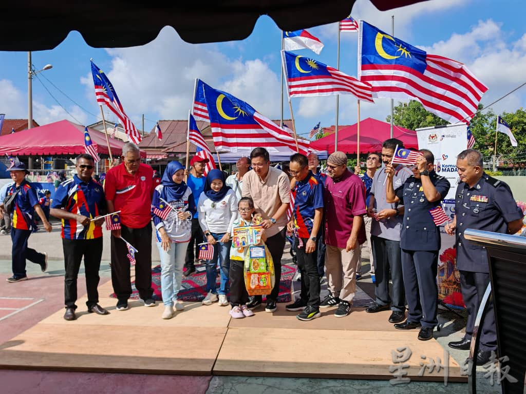 (古城版)谢守钦:要找国旗“错误”很容易,但国庆月我们挥国旗是因为发自内心为国家骄傲,有错就提醒