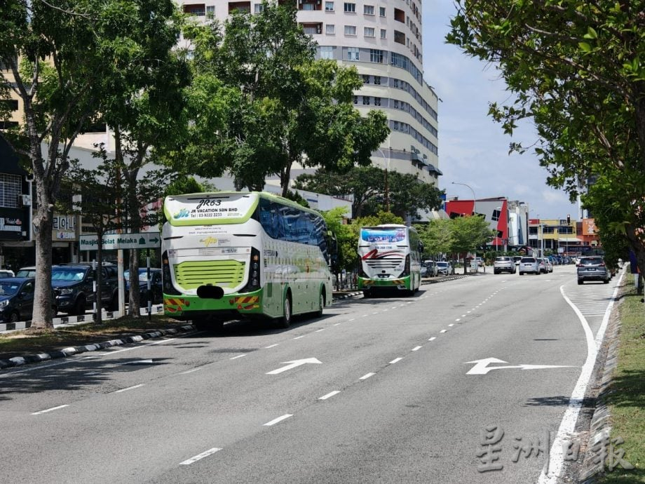 （古城封面主文）马六甲拉也再有旅巴占道，影响交通安全