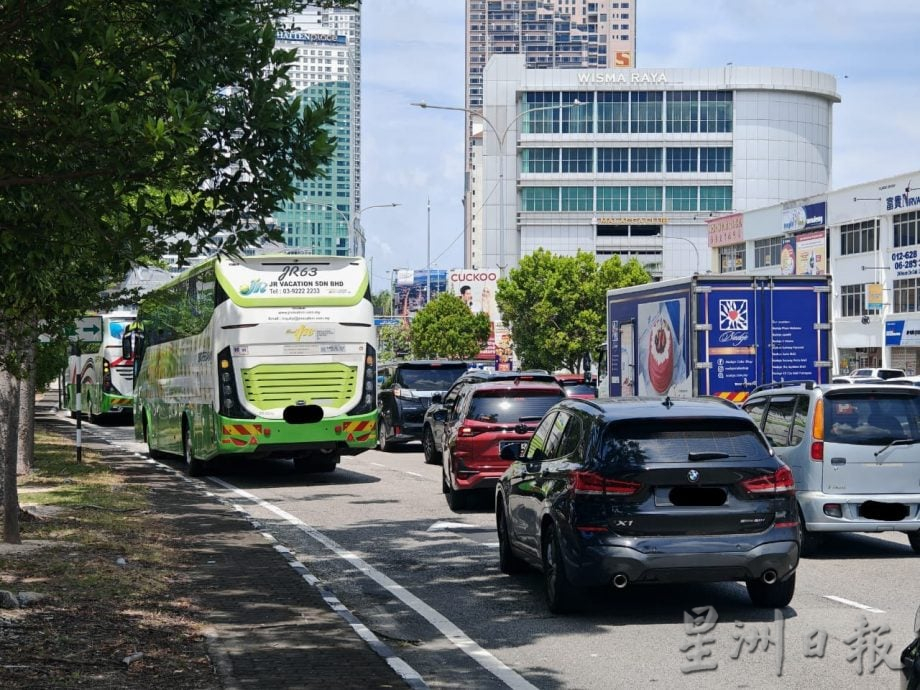 （古城封面主文）马六甲拉也再有旅巴占道，影响交通安全