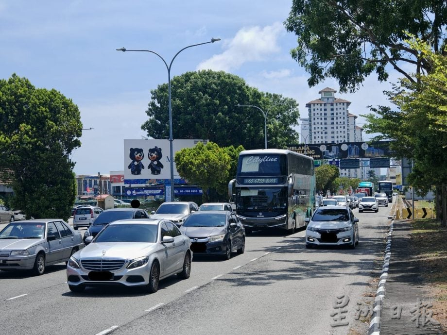 （古城封面主文）马六甲拉也再有旅巴占道，影响交通安全