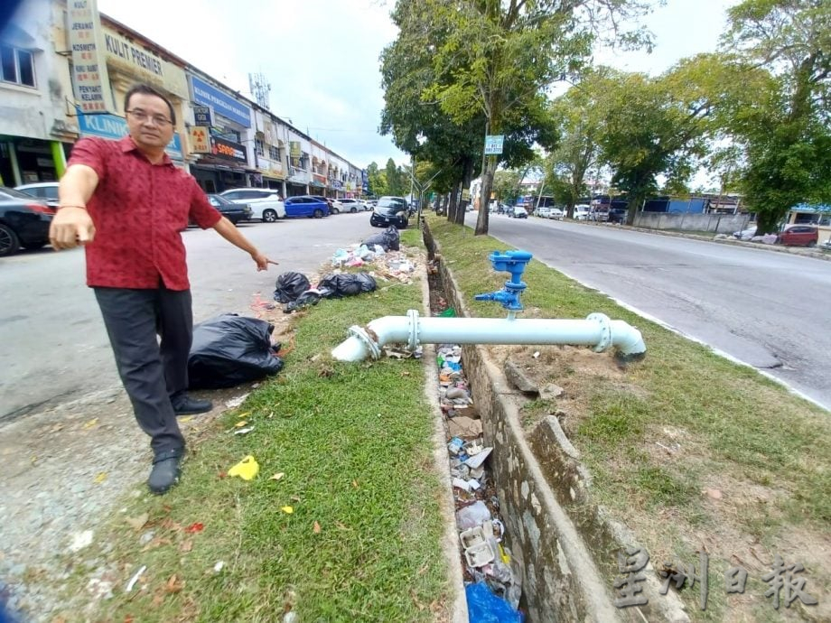 大都会/路洞一年没填补,锡米山加影美华园99迷你超市前大路
