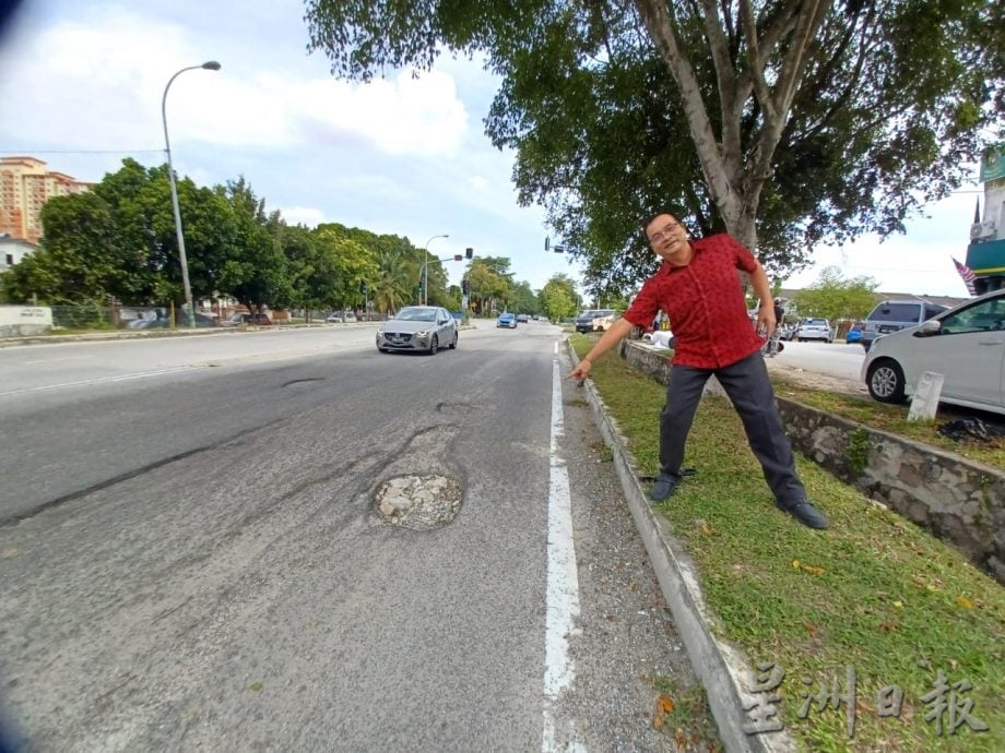 大都会/路洞一年没填补,锡米山加影美华园99迷你超市前大路