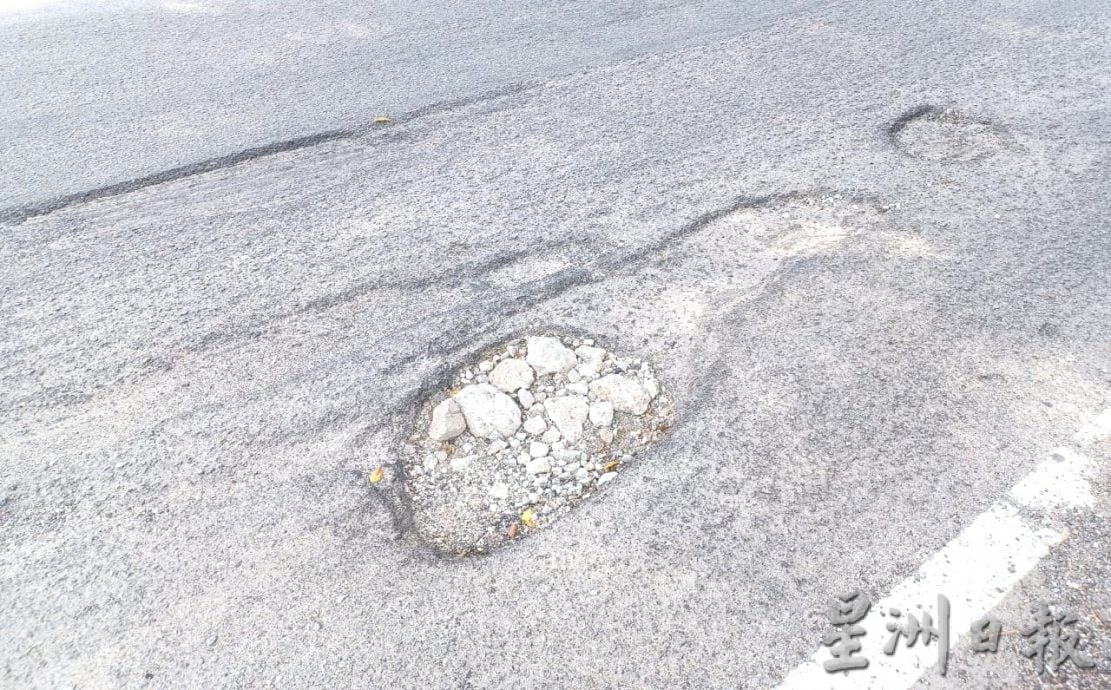 大都会/路洞一年没填补,锡米山加影美华园99迷你超市前大路