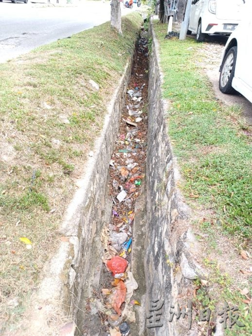 大都会/路洞一年没填补,锡米山加影美华园99迷你超市前大路