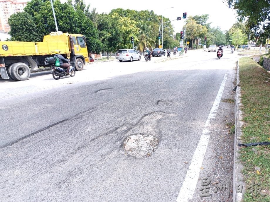 大都会/路洞一年没填补,锡米山加影美华园99迷你超市前大路