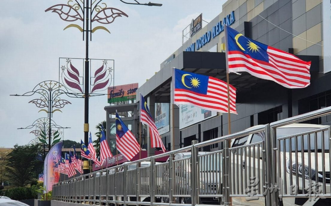 （古城第三版主文）莱斯雅欣：地方政府发信业者，鼓励张挂国旗