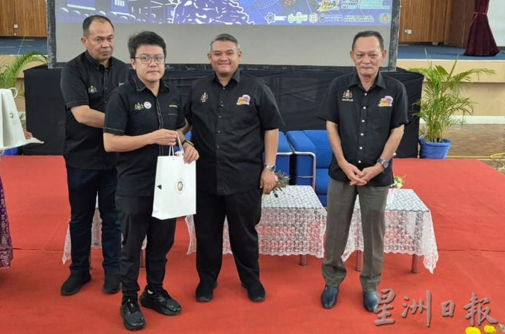 （古城第三版主文）莱斯雅欣：地方政府发信业者，鼓励张挂国旗