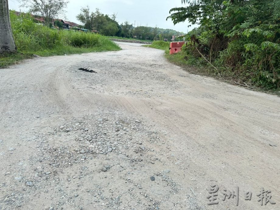 (古城封面副文)非法捷径“堵死”沟渠 市议会将封路两周辟沟渠