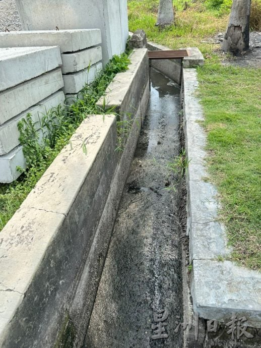 (古城封面副文)非法捷径“堵死”沟渠 市议会将封路两周辟沟渠