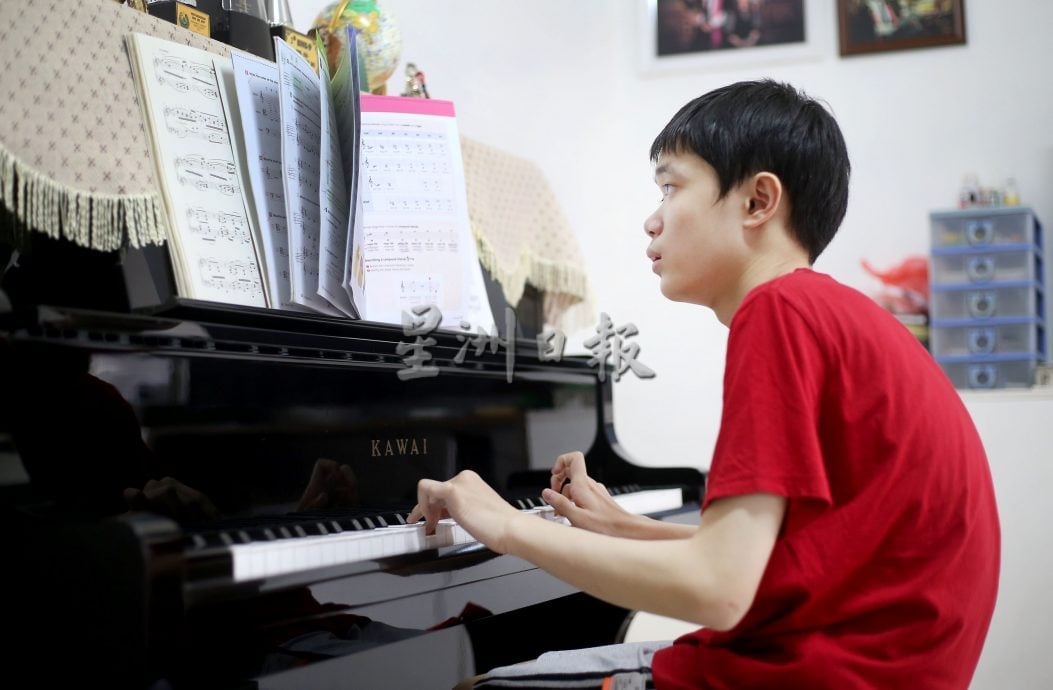 【暖势力】/自闭儿外甥具绘画天赋 大姨陪伴守护寻梦想