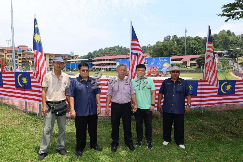 供星洲网：“国旗风波”无阻爱国情 罗白广场916尺国旗围篱震撼登场