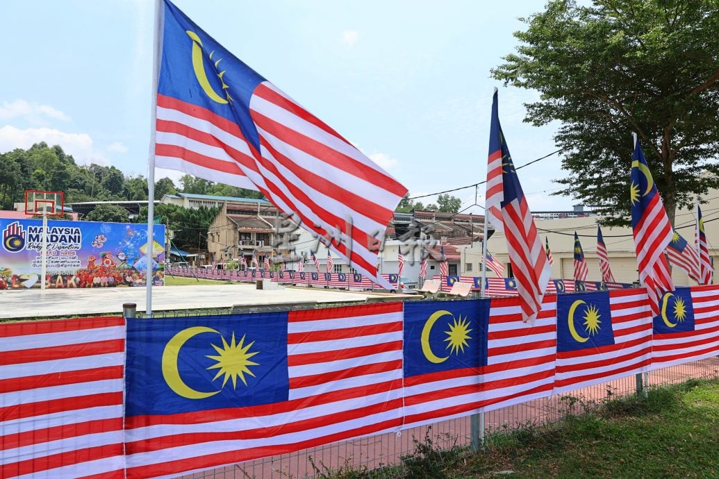 供星洲网：“国旗风波”无阻爱国情 罗白广场916尺国旗围篱震撼登场