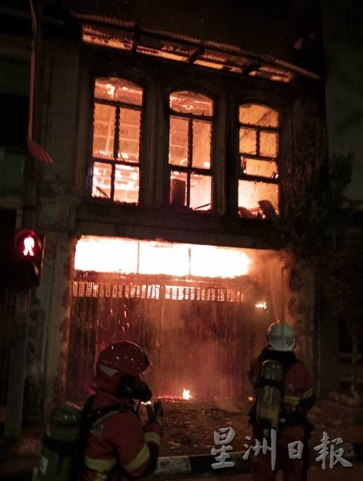 疑吸毒者追龙肇祸  休罗街空店起火烧毁80%
