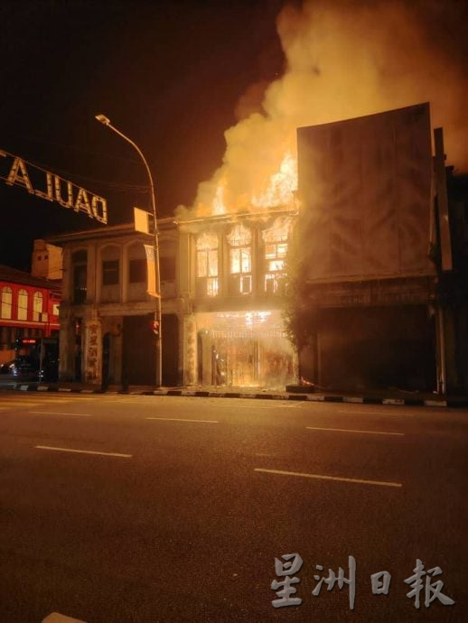 疑吸毒者追龙肇祸  休罗街空店起火烧毁80%