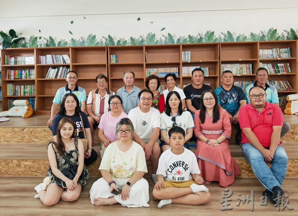 中国陈泽焕携家人 重续分隔79栽民德情缘