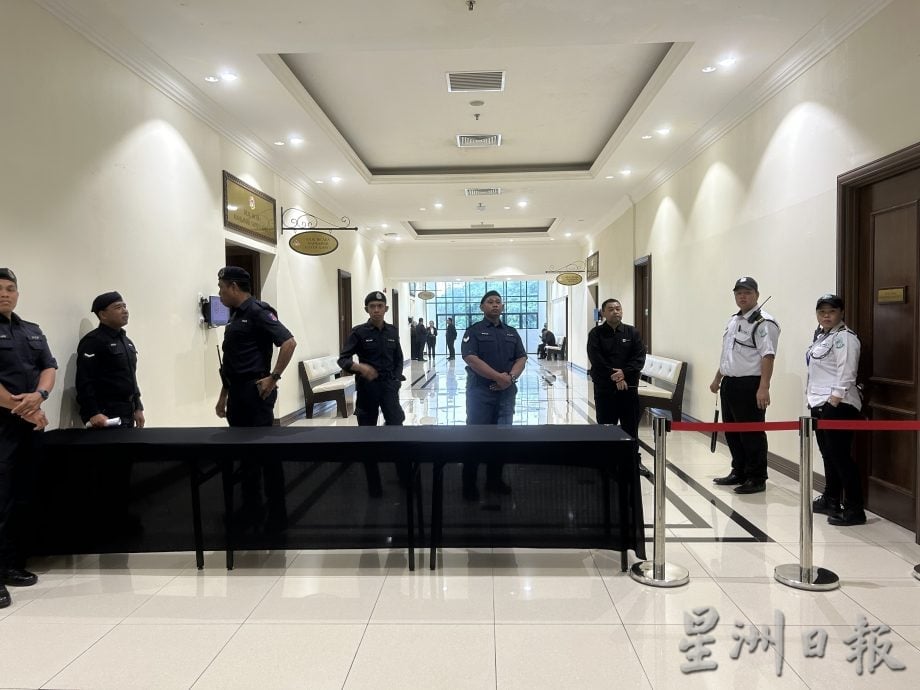 查拉案5女生不认罪 各5千保外 12月审讯