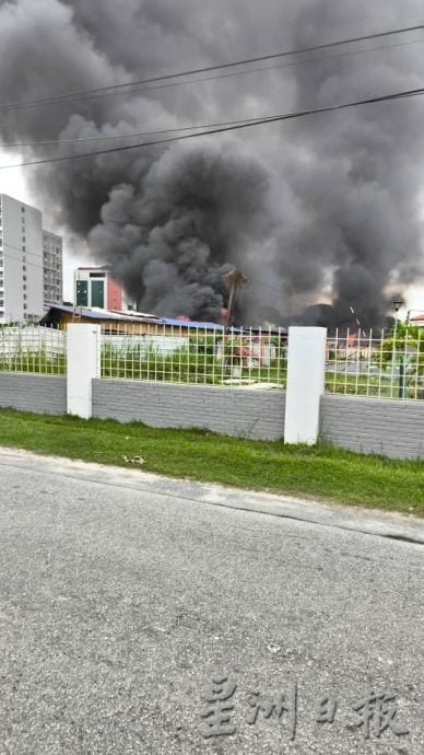 员工紧急疏散无伤亡 怡工地宿舍大火浓烟冲天
