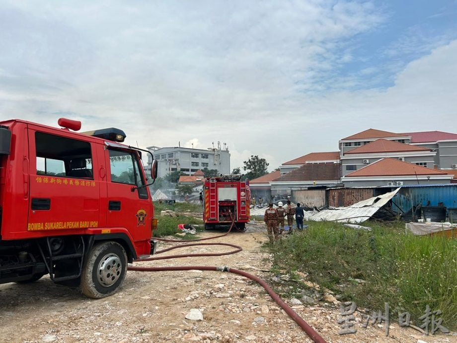 员工紧急疏散无伤亡 怡工地宿舍大火浓烟冲天