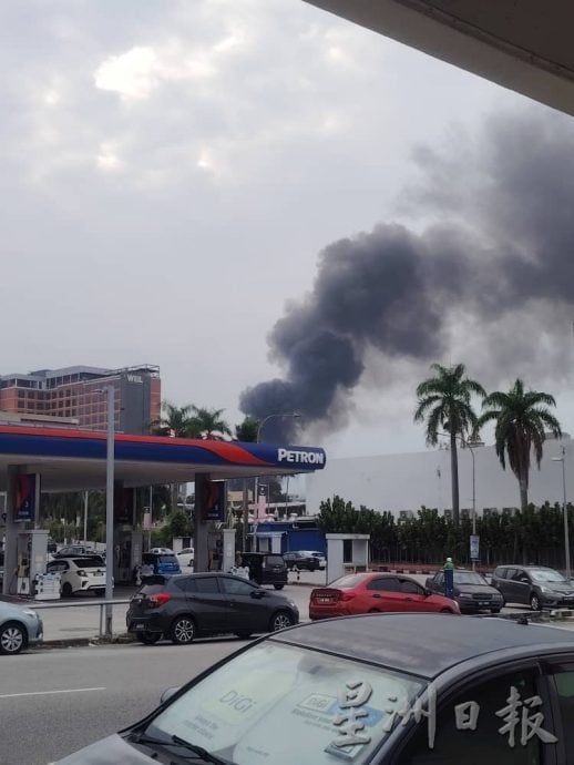 员工紧急疏散无伤亡 怡工地宿舍大火浓烟冲天