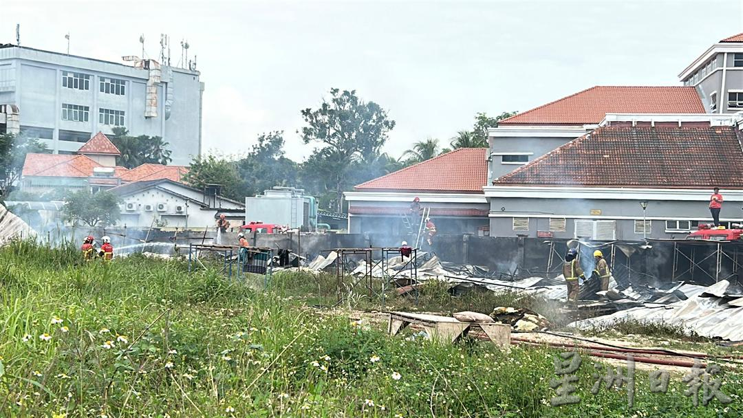 员工紧急疏散无伤亡 怡工地宿舍大火浓烟冲天