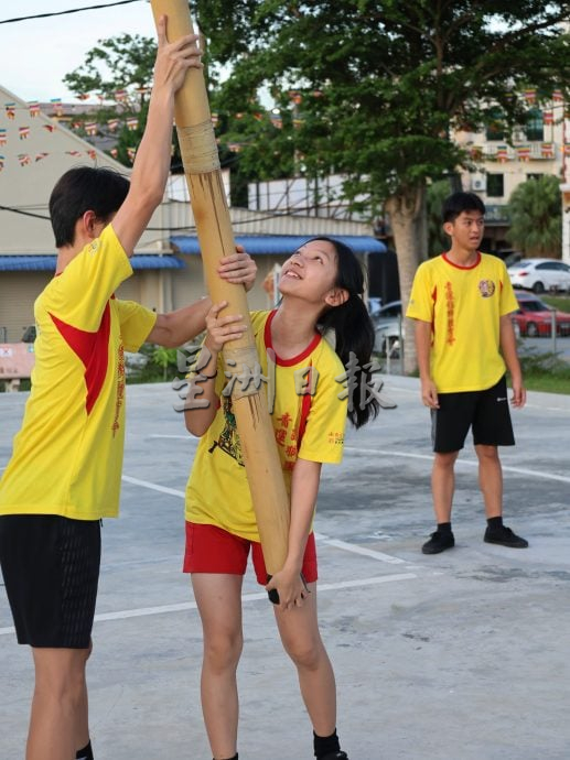 供星洲网:乐活频道:大旗鼓艺边练边悟 学会控制竹竿 而非被控制