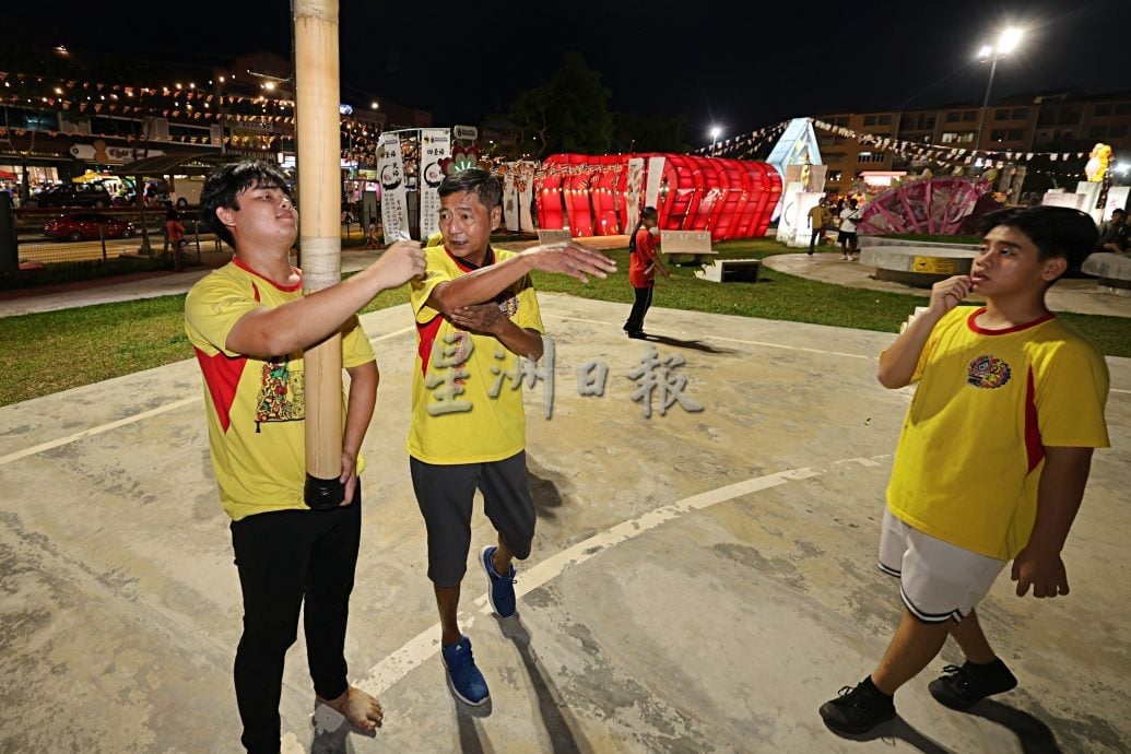 供星洲网:乐活频道:大旗鼓艺边练边悟 学会控制竹竿 而非被控制