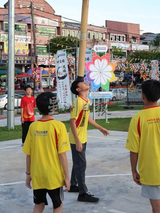 供星洲网:乐活频道:大旗鼓艺边练边悟 学会控制竹竿 而非被控制