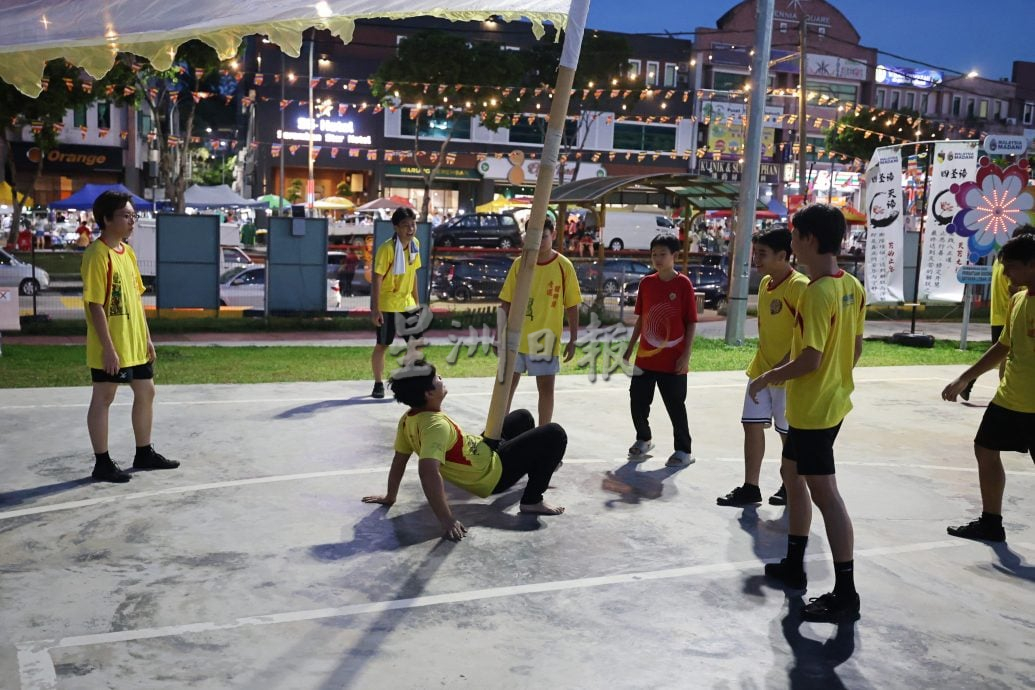 供星洲网:乐活频道:大旗鼓艺边练边悟 学会控制竹竿 而非被控制