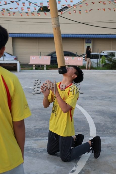 供星洲网:乐活频道:大旗鼓艺边练边悟 学会控制竹竿 而非被控制