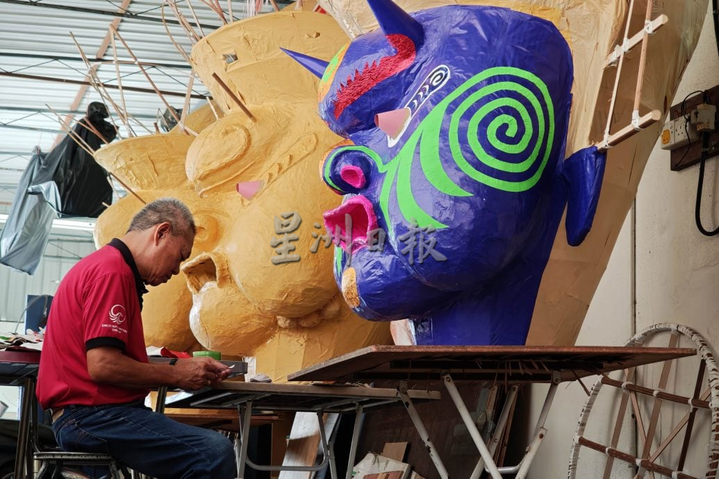 (23/8见报)星角摄/传承纸扎文化 大士爷金身