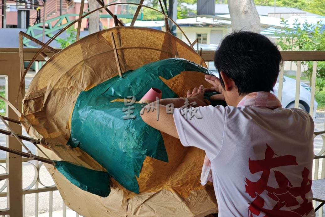 (23/8见报)星角摄/传承纸扎文化 大士爷金身