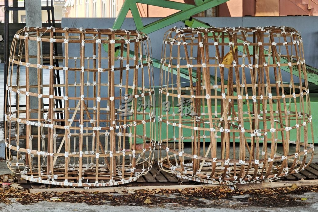 (23/8见报)星角摄/传承纸扎文化 大士爷金身