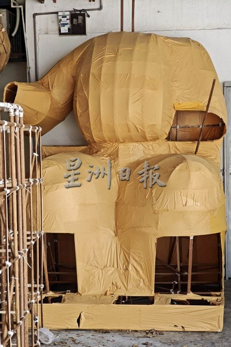 (23/8见报)星角摄/传承纸扎文化 大士爷金身