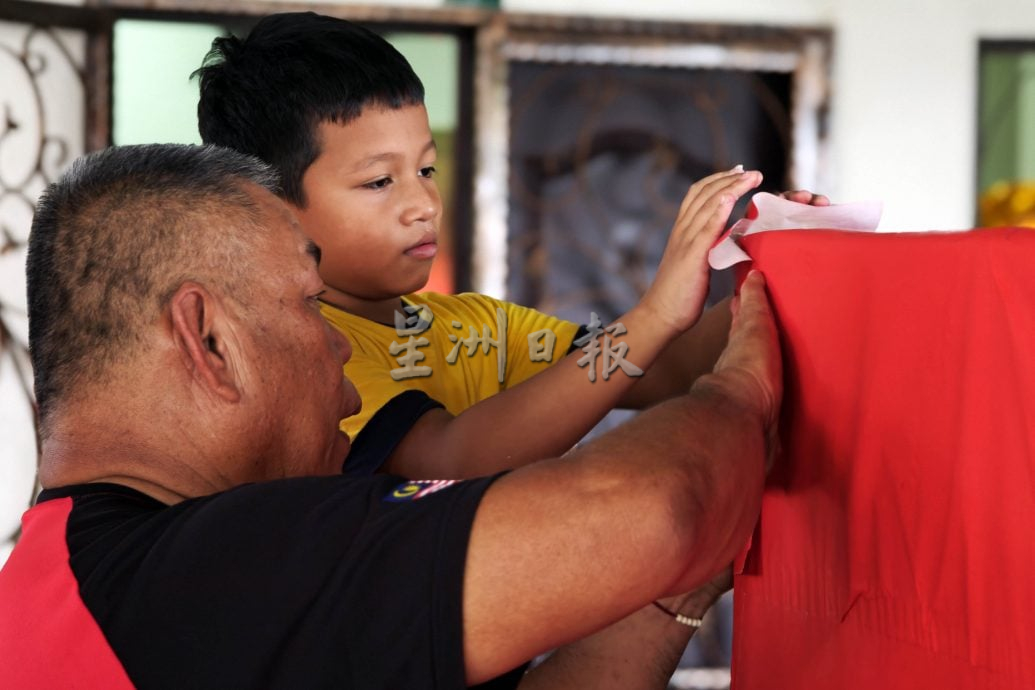 (23/8见报)星角摄/传承纸扎文化 大士爷金身