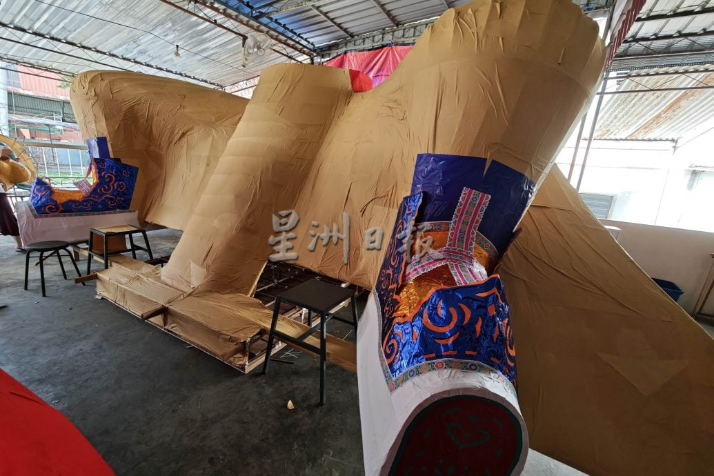 (23/8见报)星角摄/传承纸扎文化 大士爷金身