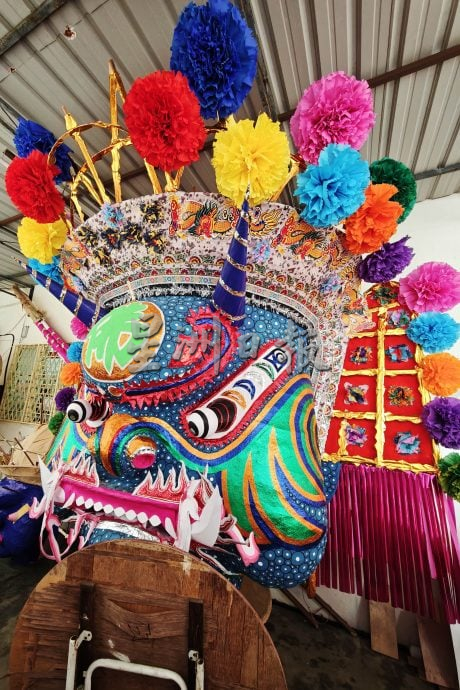 (23/8见报)星角摄/传承纸扎文化 大士爷金身