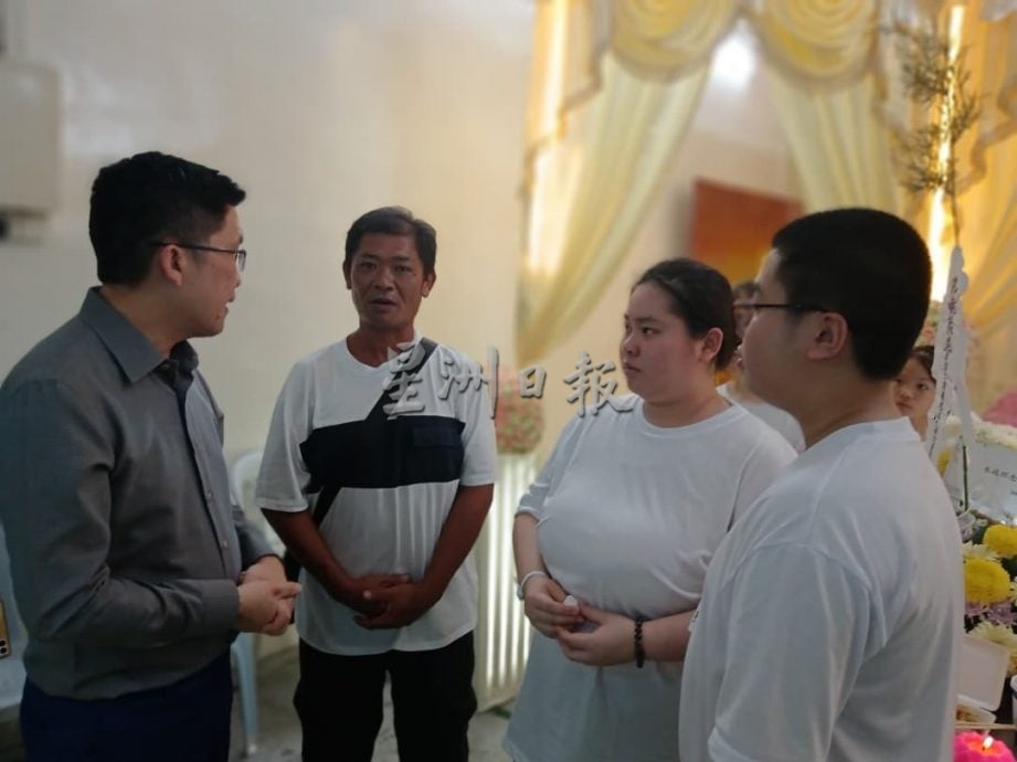 供星洲网:黄家和到丧府吊唁,赞扬何雯凤是年轻有为的好校长