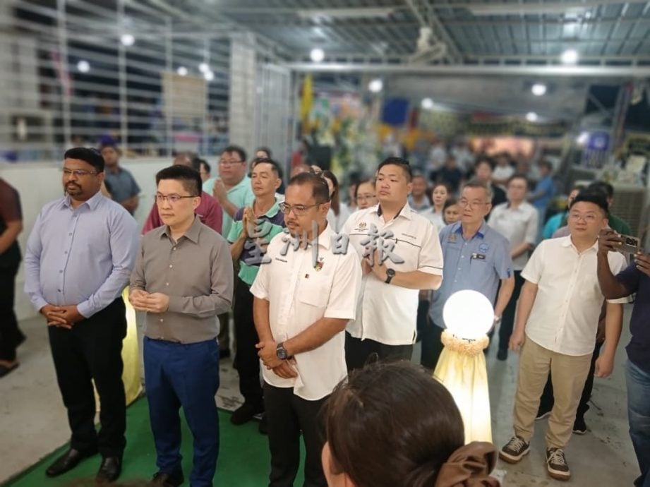 供星洲网:黄家和到丧府吊唁,赞扬何雯凤是年轻有为的好校长