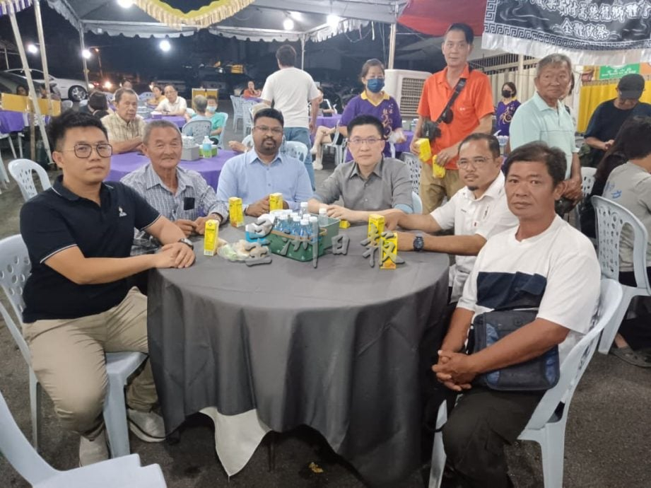 供星洲网:黄家和到丧府吊唁,赞扬何雯凤是年轻有为的好校长