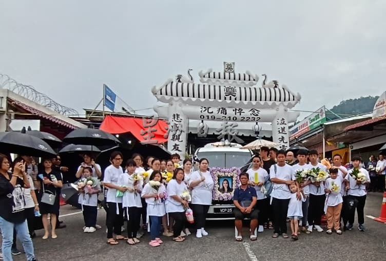 供星洲网:黄家和到丧府吊唁,赞扬何雯凤是年轻有为的好校长