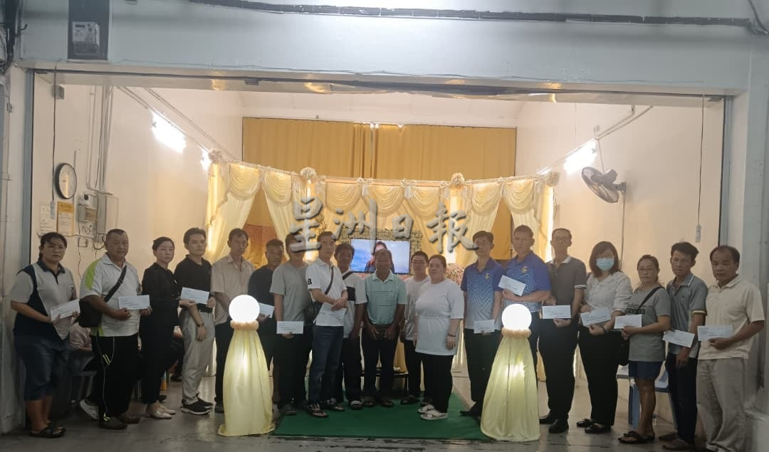 供星洲网:黄家和到丧府吊唁,赞扬何雯凤是年轻有为的好校长