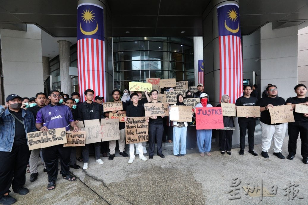 数教长“6宗罪” 学生组织促法丽娜辞职