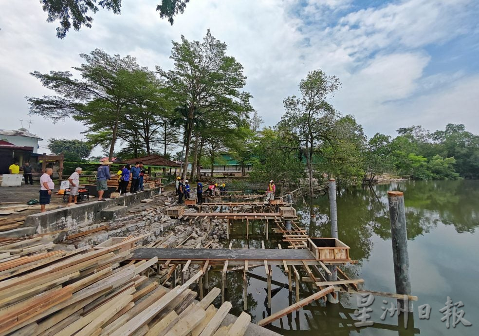 黄渼沄和承包商视察码头工程 听民意盼解村民疑惑