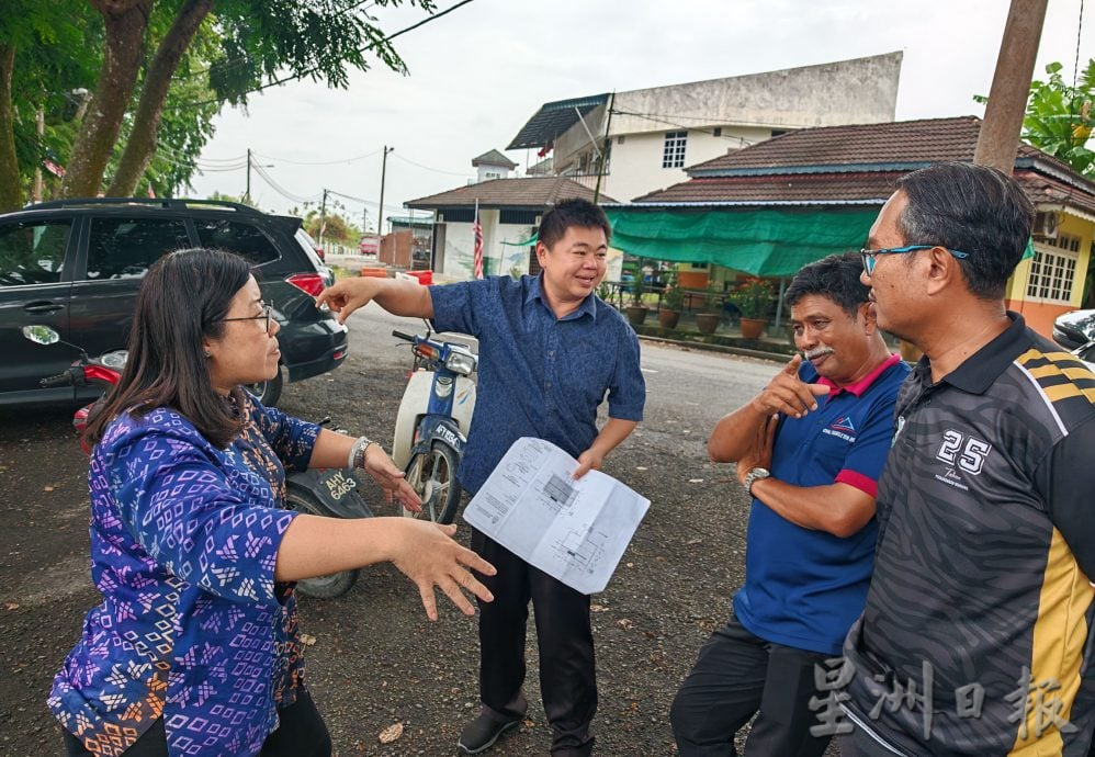 黄渼沄和承包商视察码头工程 听民意盼解村民疑惑