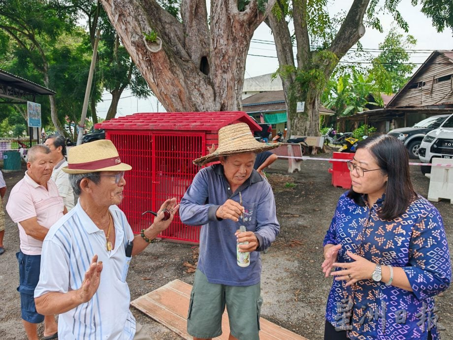 黄渼沄和承包商视察码头工程 听民意盼解村民疑惑
