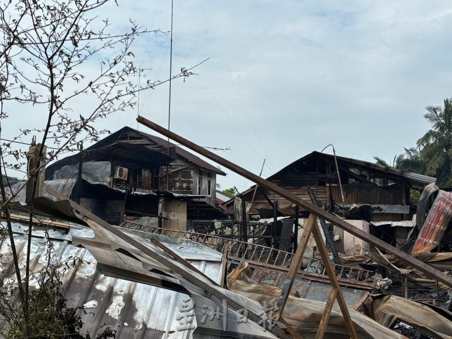 **已签发**柔:封面:圣模那大街大火狂烧 21店屋2板屋沦为废墟